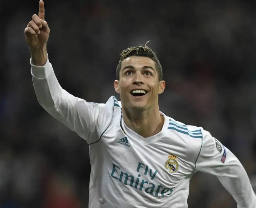 FC东京推出与韩国知名女团BLACKPINK联名产品（FC东京携手韩国人气女团BLACKPINK发布联名系列）