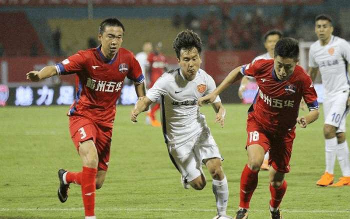 媒体人热议汪士钦染红：估计又得被网暴了，完全不像职业球员（媒体人评汪士钦红牌：恐再陷舆论风波，表现不够职业）